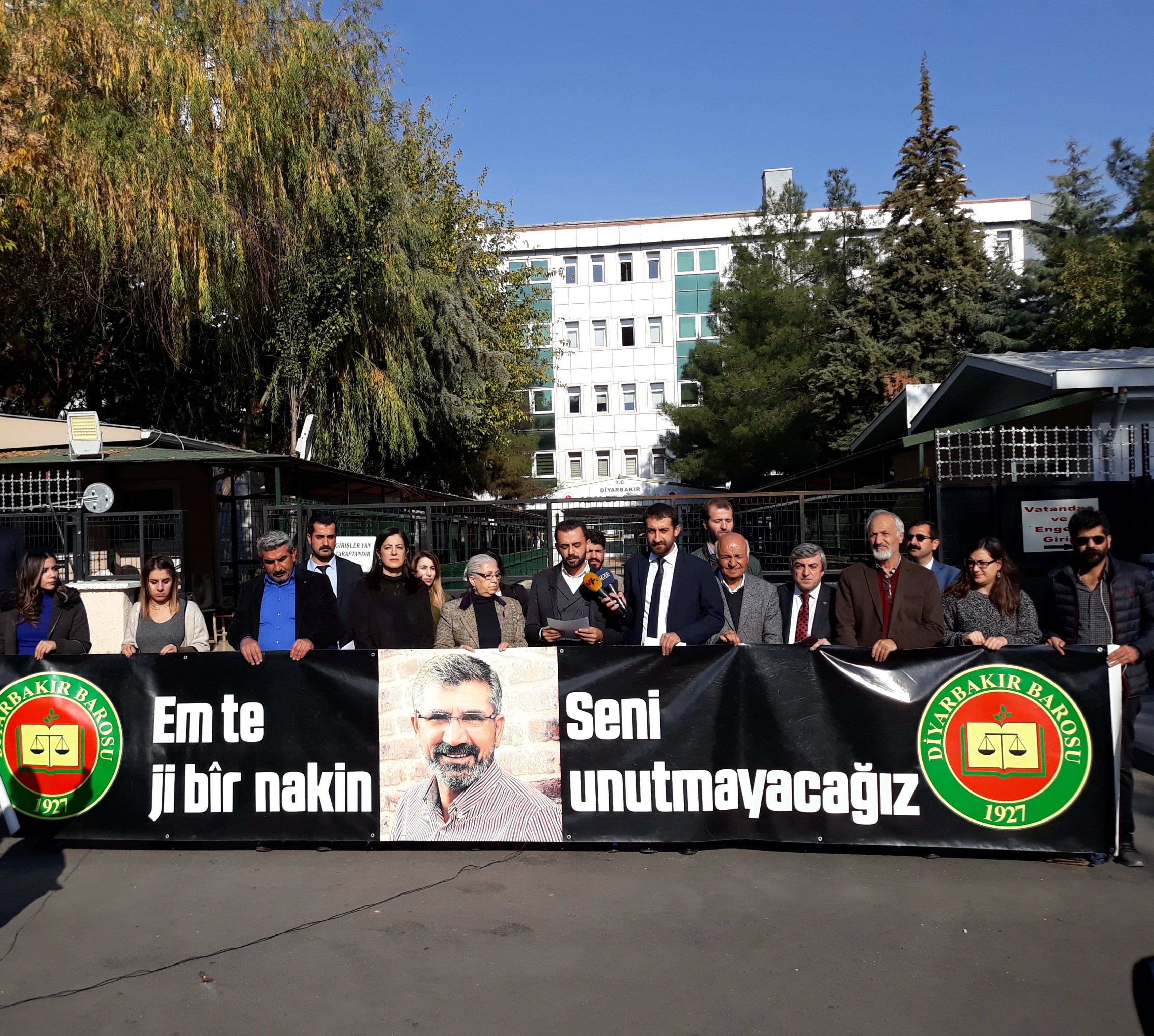 Baro Başkanımız Tahir ELÇİ'nin Katledilişinin 203. Haftası Anma Etkinliği Diyarbakır Adliyesi Önünde Gerçekleştirildi... — 5