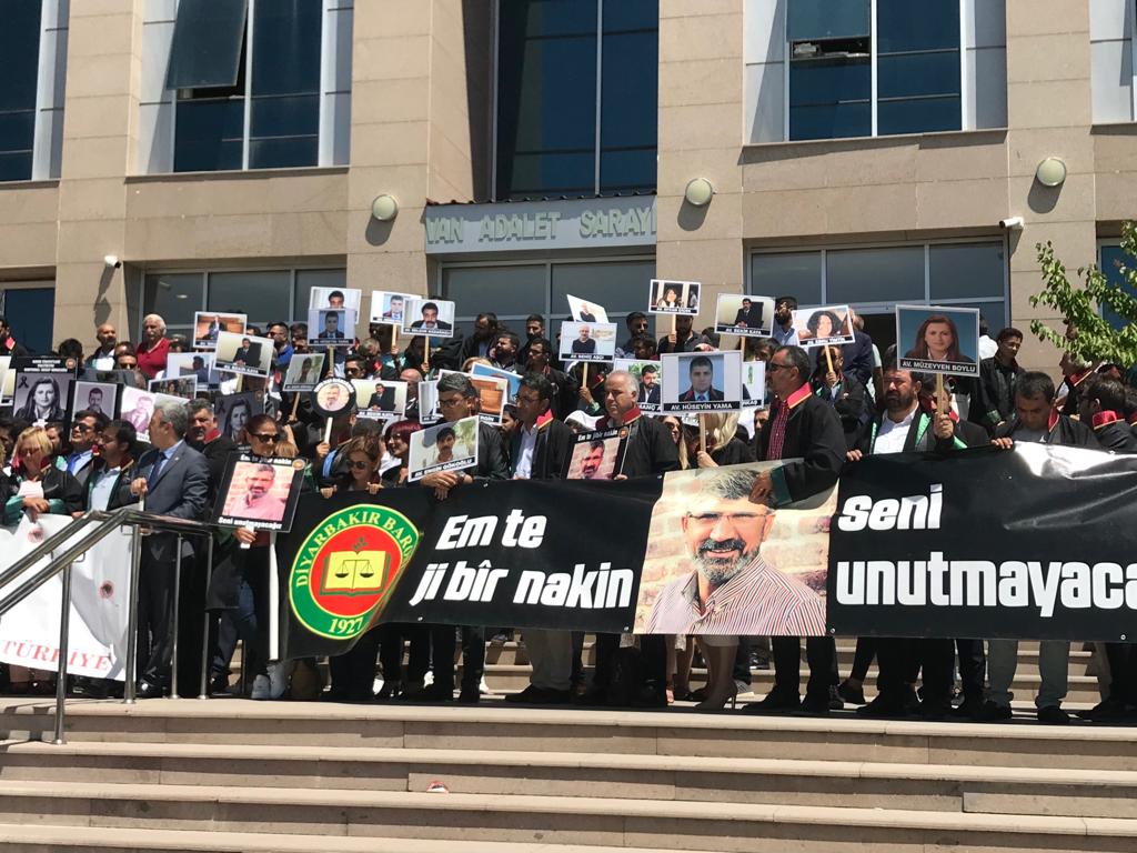 Baro Başkanımız Tahir ELÇİ'nin Katledilişinin 185. Haftası Anma Etkinliği Van Adliyesi Önünde Yapılan Adalet Nöbetinde Gerçekleştirildi... — 2