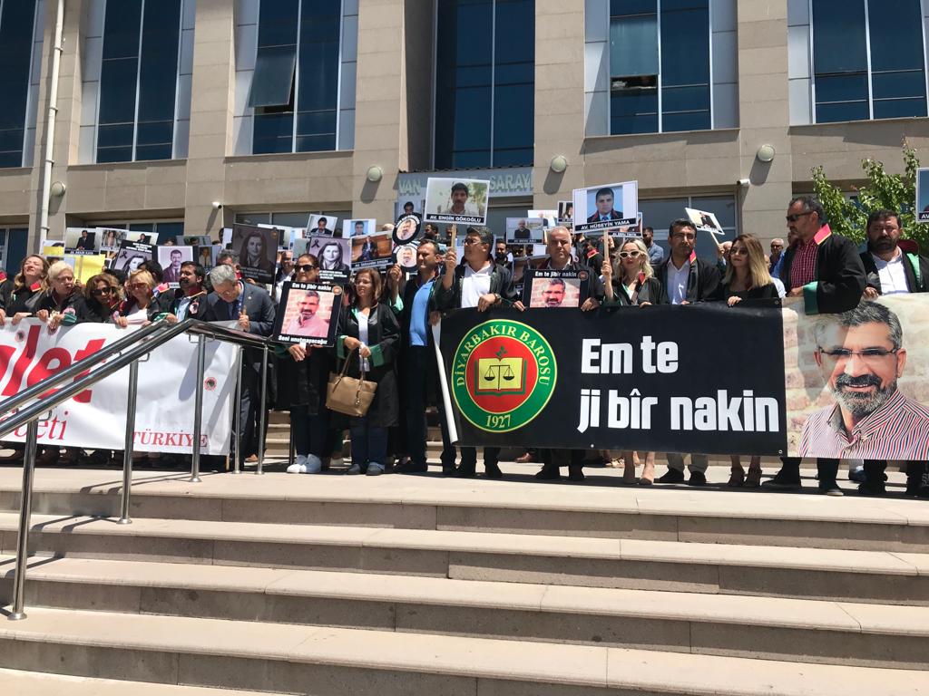 Baro Başkanımız Tahir ELÇİ'nin Katledilişinin 185. Haftası Anma Etkinliği Van Adliyesi Önünde Yapılan Adalet Nöbetinde Gerçekleştirildi... — 9