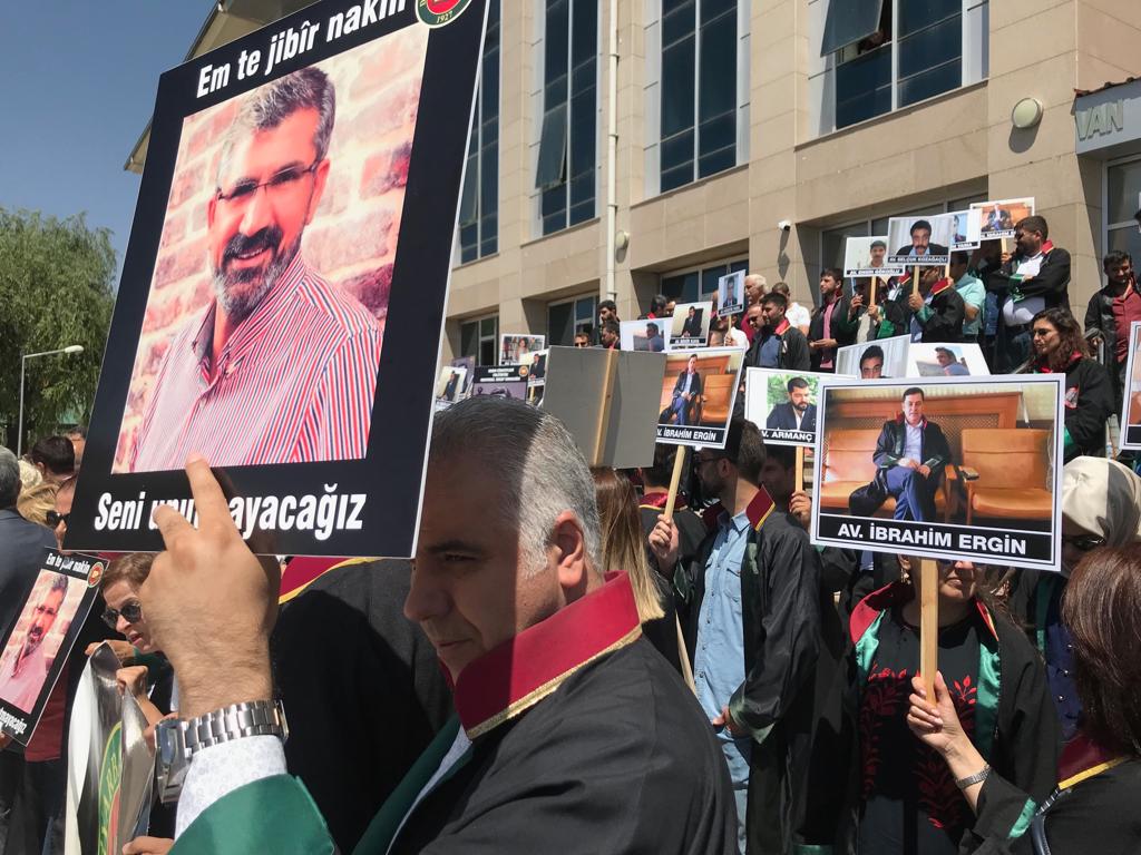 Baro Başkanımız Tahir ELÇİ'nin Katledilişinin 185. Haftası Anma Etkinliği Van Adliyesi Önünde Yapılan Adalet Nöbetinde Gerçekleştirildi... — 10