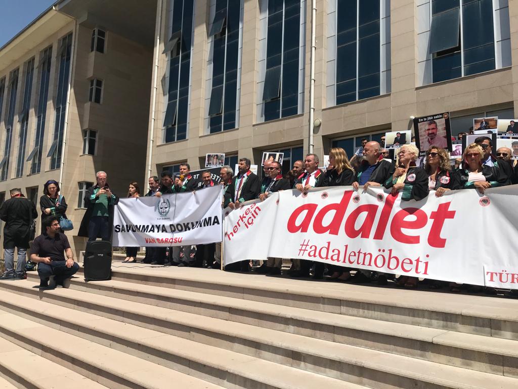 Baro Başkanımız Tahir ELÇİ'nin Katledilişinin 185. Haftası Anma Etkinliği Van Adliyesi Önünde Yapılan Adalet Nöbetinde Gerçekleştirildi... — 4