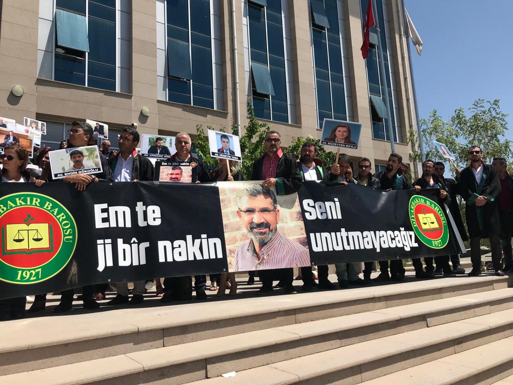Baro Başkanımız Tahir ELÇİ'nin Katledilişinin 185. Haftası Anma Etkinliği Van Adliyesi Önünde Yapılan Adalet Nöbetinde Gerçekleştirildi... — 5