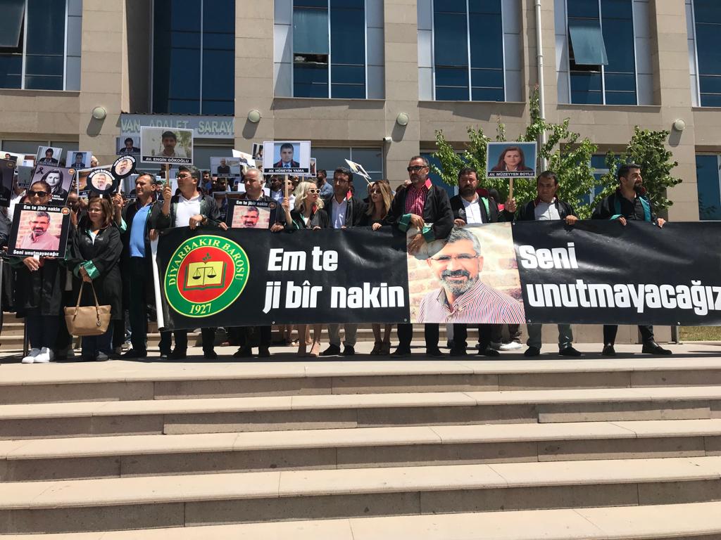 Baro Başkanımız Tahir ELÇİ'nin Katledilişinin 185. Haftası Anma Etkinliği Van Adliyesi Önünde Yapılan Adalet Nöbetinde Gerçekleştirildi... — 8