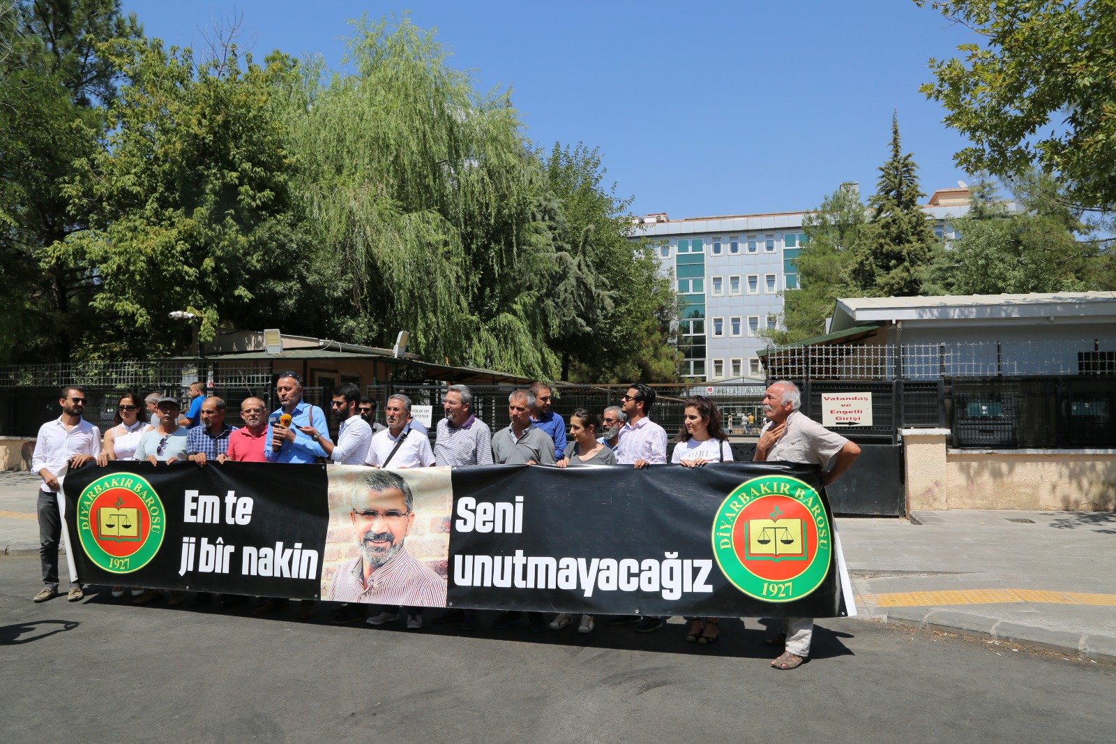 Baro Başkanımız Tahir ELÇİ'nin Katledilişinin 188. Haftası Anma Etkinliği Barış Akademisyenleri'nin Katılımıyla Diyarbakır Adliyesi Önünde Gerçekleştirildi... — 1