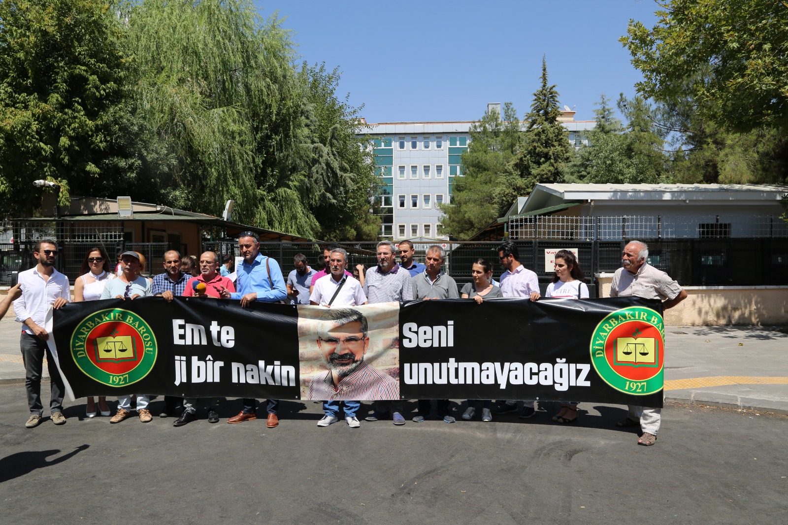 Baro Başkanımız Tahir ELÇİ'nin Katledilişinin 188. Haftası Anma Etkinliği Barış Akademisyenleri'nin Katılımıyla Diyarbakır Adliyesi Önünde Gerçekleştirildi... — 3