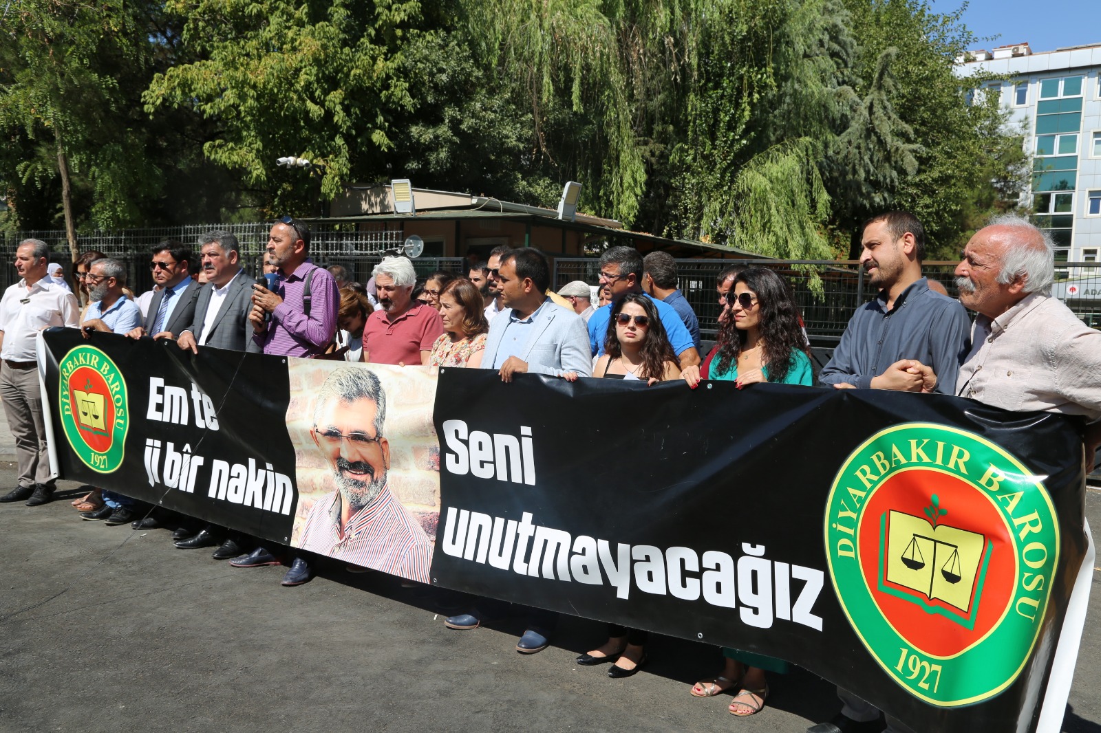 Baro Başkanımız Tahir ELÇİ'nin Katledilişinin 193. Haftası Anma Etkinliği Diyarbakır Adliyesi Önünde Gerçekleştirildi... — 1