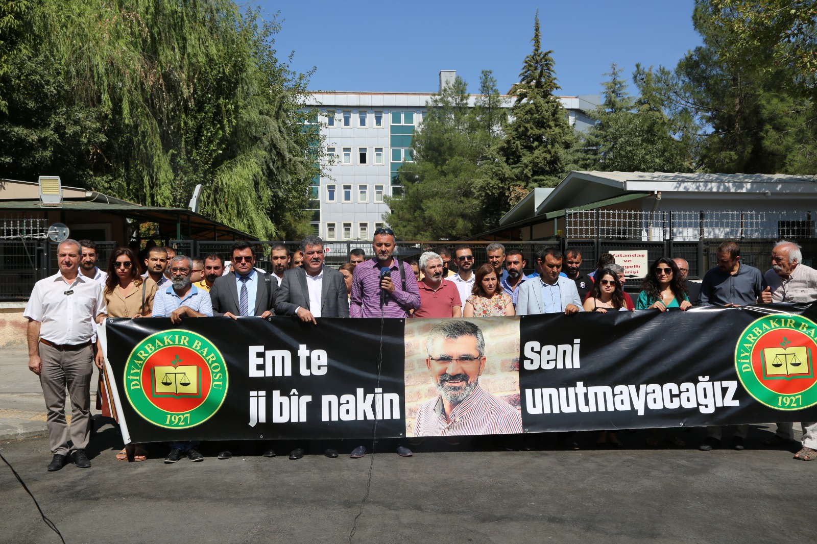 Çalakiya Bîranînê ya Hefteya 193. a Qetilkirina Serokê Baroya Me Tahîr ELÇÎ Li Ber Dadgeha Amedê Pêk Hat... — 7