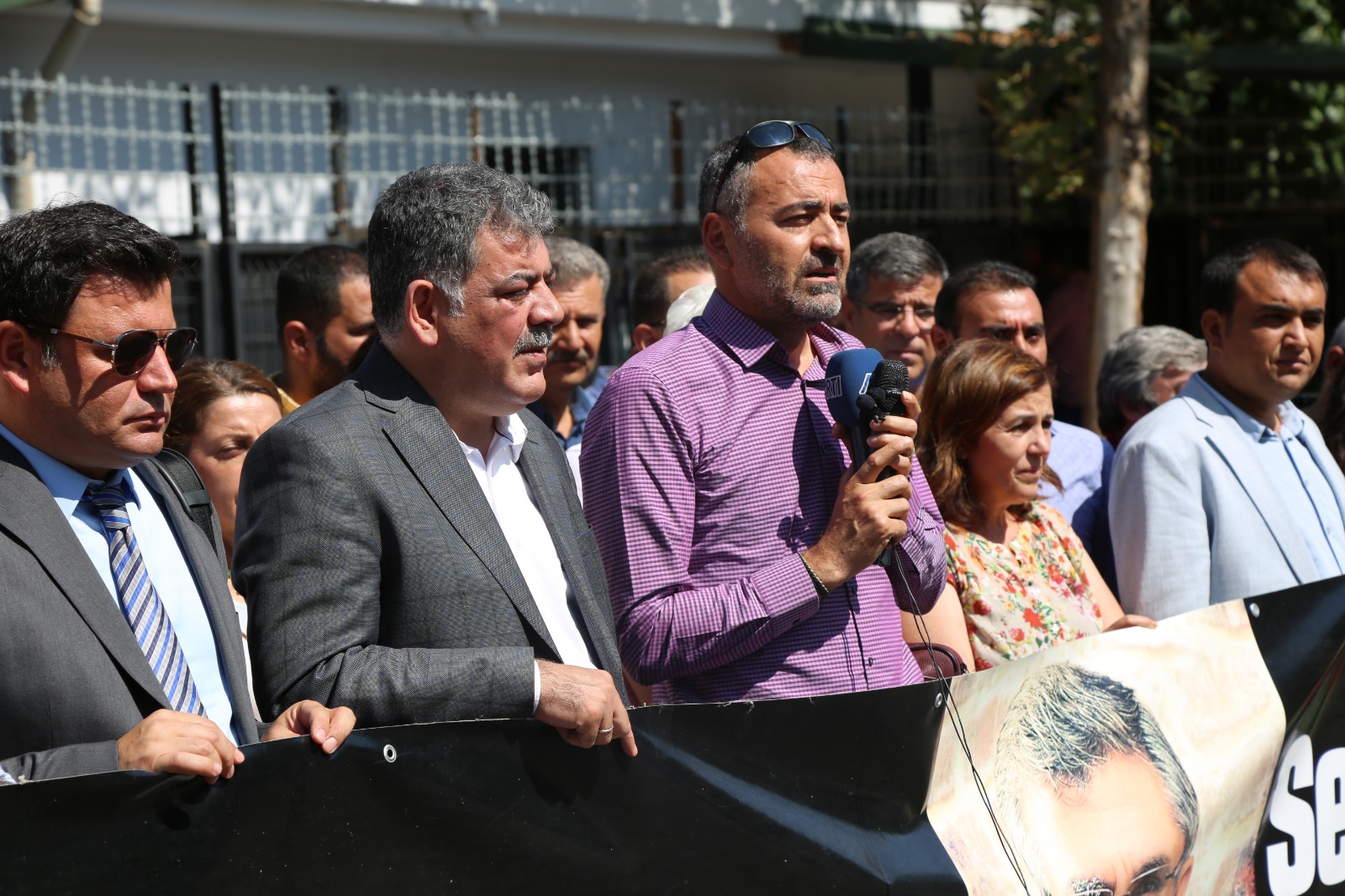 Baro Başkanımız Tahir ELÇİ'nin Katledilişinin 193. Haftası Anma Etkinliği Diyarbakır Adliyesi Önünde Gerçekleştirildi... — 2