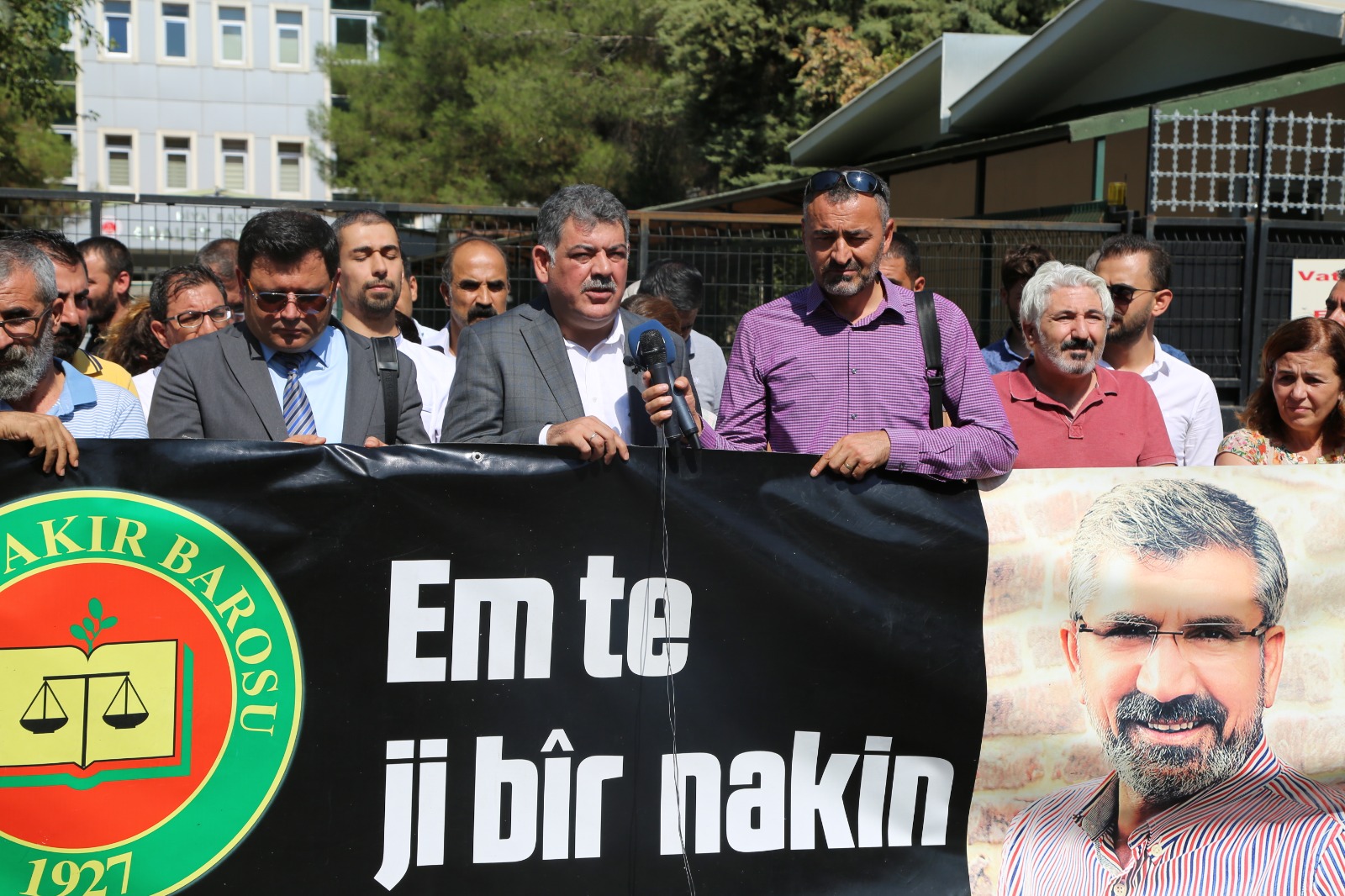 Baro Başkanımız Tahir ELÇİ'nin Katledilişinin 193. Haftası Anma Etkinliği Diyarbakır Adliyesi Önünde Gerçekleştirildi... — 6