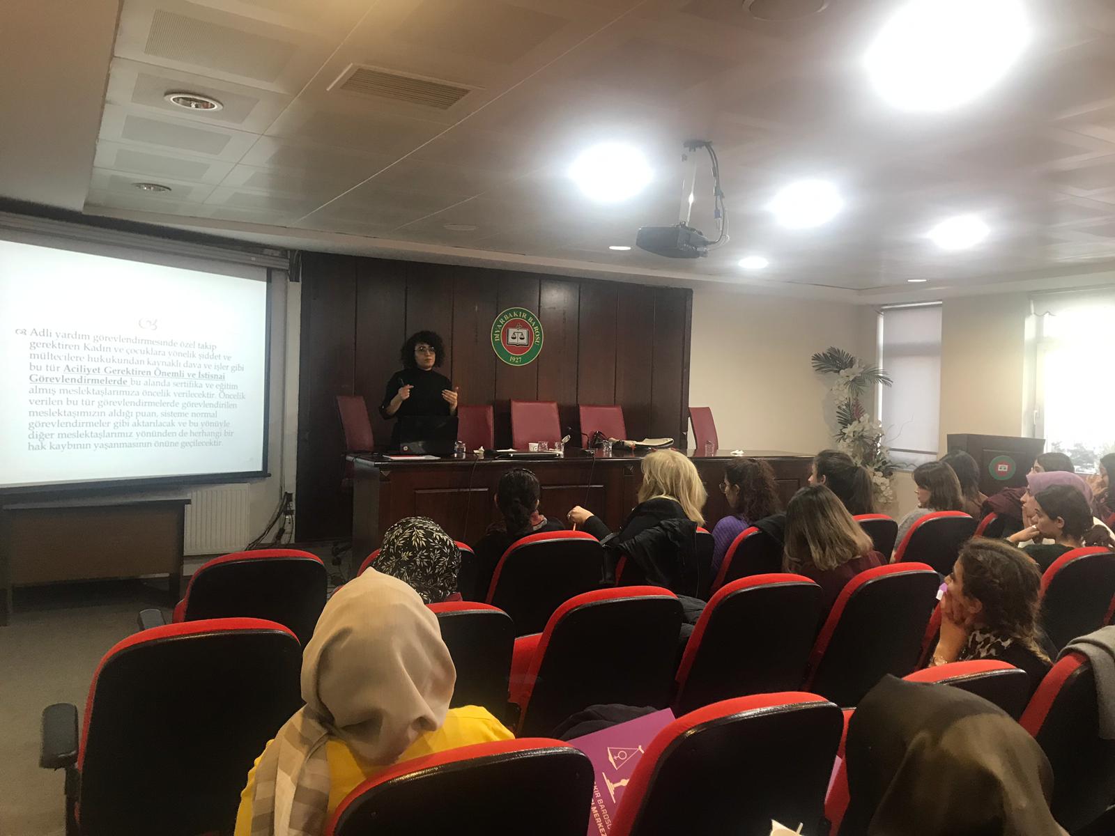 Bi Mijarên - Trawma- Rêbazên Ragihandinê- Zayenda Civakî- Peymana Stenbolê-Parastina Malbatan û Nehiştina Pêk Hatina Tundiya Arasteyî Jinan- Di Darizandina Cezayî De Zarok û Rêbazên Hevdîtinê yên Alîkariya Edlî Semînera Perwerdehiyê Hat Çêkirin — 4