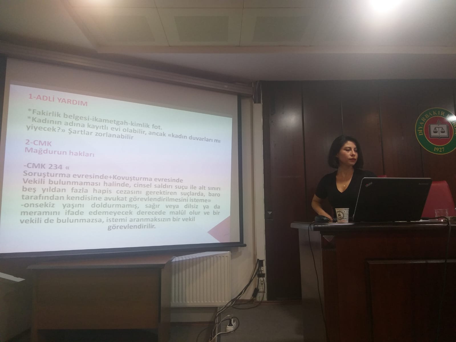 Bi Mijarên - Trawma- Rêbazên Ragihandinê- Zayenda Civakî- Peymana Stenbolê-Parastina Malbatan û Nehiştina Pêk Hatina Tundiya Arasteyî Jinan- Di Darizandina Cezayî De Zarok û Rêbazên Hevdîtinê yên Alîkariya Edlî Semînera Perwerdehiyê Hat Çêkirin — 7
