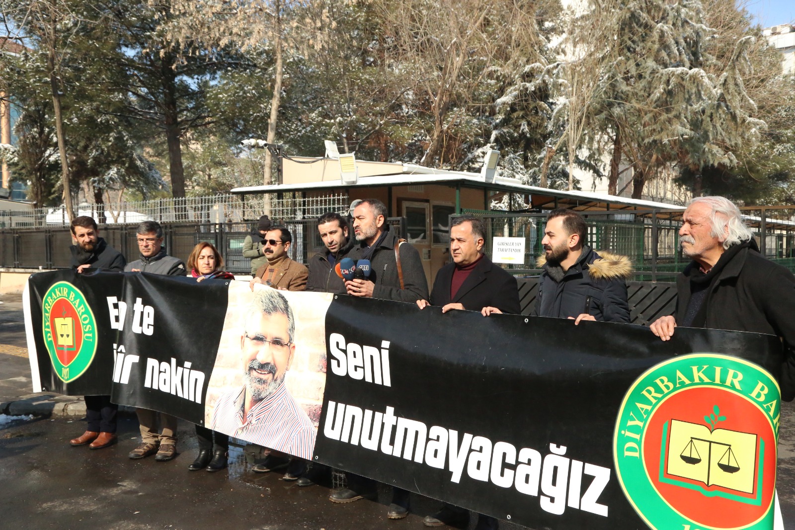 Baro Başkanımız Tahir ELÇİ'nin Katledilişinin 215. Haftası Anma Etkinliği Diyarbakır Adliyesi Önünde Gerçekleştirildi — 1
