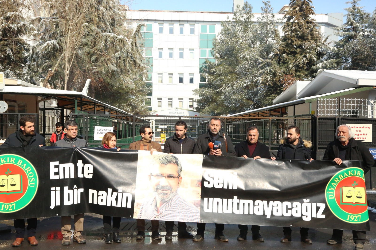 Baro Başkanımız Tahir ELÇİ'nin Katledilişinin 215. Haftası Anma Etkinliği Diyarbakır Adliyesi Önünde Gerçekleştirildi — 4