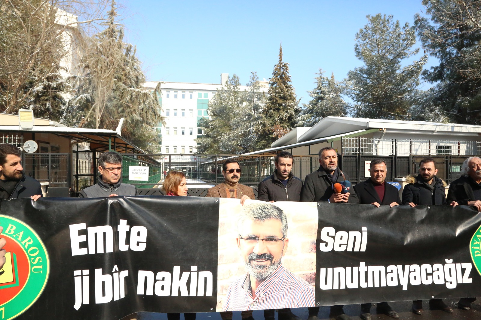 Baro Başkanımız Tahir ELÇİ'nin Katledilişinin 215. Haftası Anma Etkinliği Diyarbakır Adliyesi Önünde Gerçekleştirildi — 2