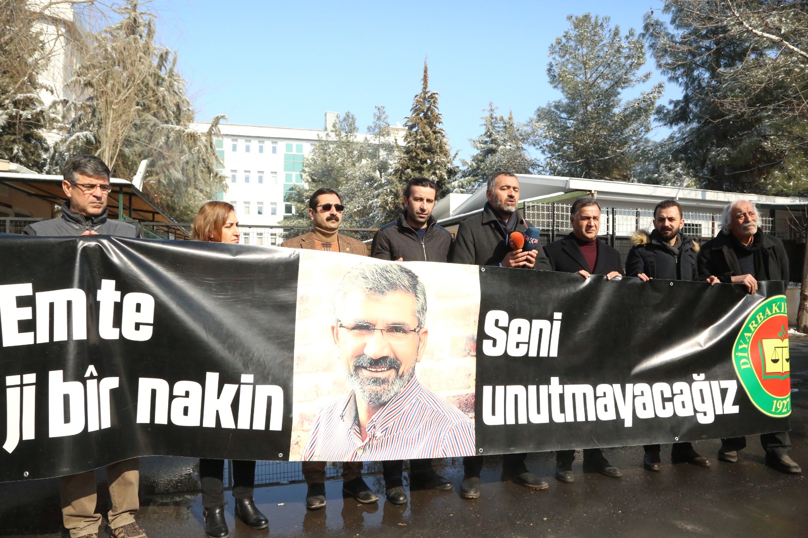 Baro Başkanımız Tahir ELÇİ'nin Katledilişinin 215. Haftası Anma Etkinliği Diyarbakır Adliyesi Önünde Gerçekleştirildi — 3