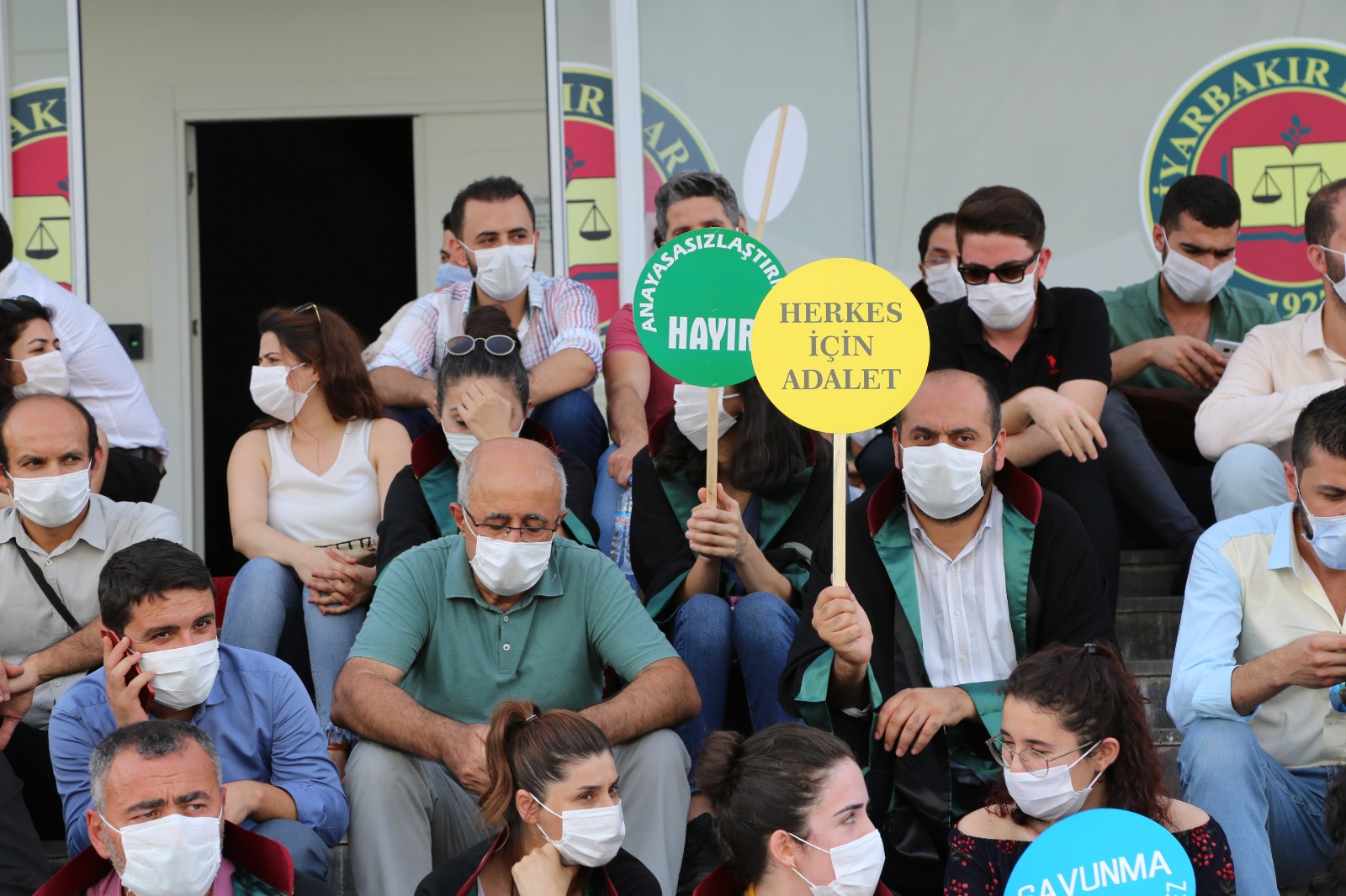 Avukatlık Yasasında Yapılması Planlanan Değişiklik 80 Baronun İtirazına Rağmen Hız Kesmeden Devam Ediyor. #ParalelBaroyaHayır — 2