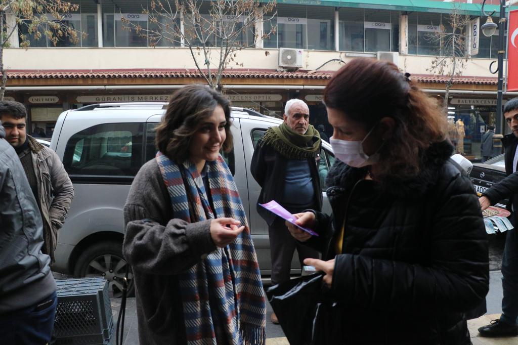 10-17 Aralık İnsan Hakları Haftası Kapsamında “Kadınların Adalete Erişim Hakkı” Konulu Broşürler Kentteki Kadınlarla Paylaşıldı. — 10