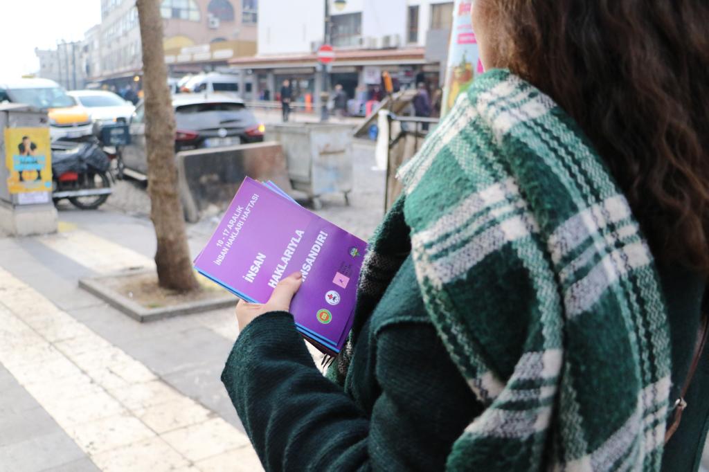 10-17 Aralık İnsan Hakları Haftası Kapsamında “Kadınların Adalete Erişim Hakkı” Konulu Broşürler Kentteki Kadınlarla Paylaşıldı. — 9