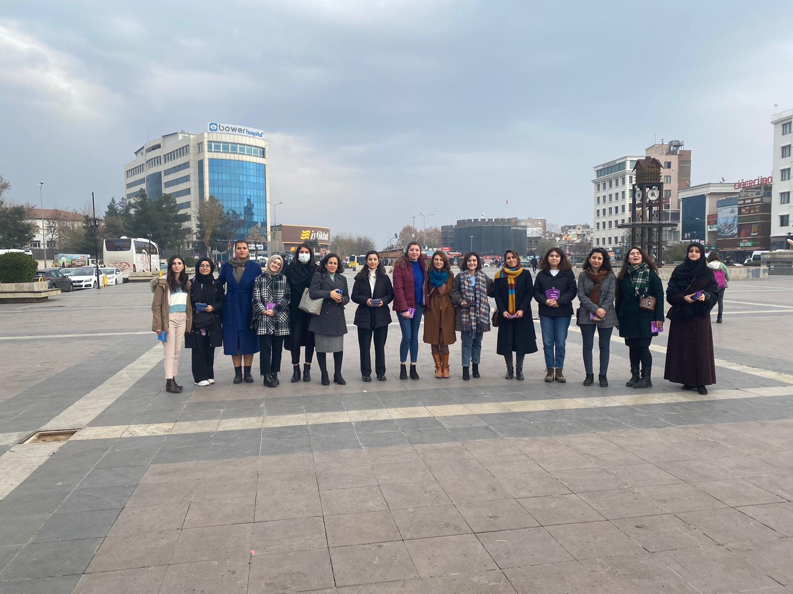 10-17 Aralık İnsan Hakları Haftası Kapsamında “Kadınların Adalete Erişim Hakkı” Konulu Broşürler Kentteki Kadınlarla Paylaşıldı. — 7
