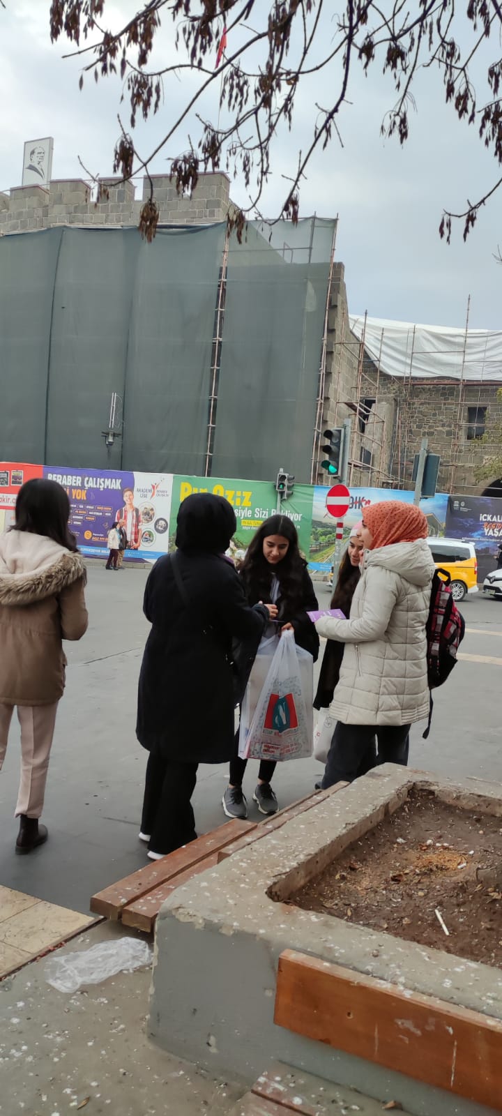 10-17 Aralık İnsan Hakları Haftası Kapsamında “Kadınların Adalete Erişim Hakkı” Konulu Broşürler Kentteki Kadınlarla Paylaşıldı. — 3