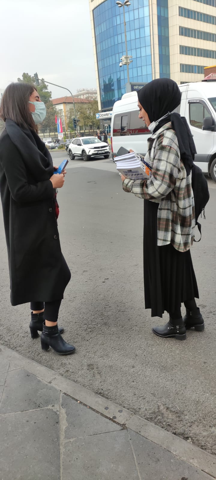 10-17 Aralık İnsan Hakları Haftası Kapsamında “Kadınların Adalete Erişim Hakkı” Konulu Broşürler Kentteki Kadınlarla Paylaşıldı. — 2