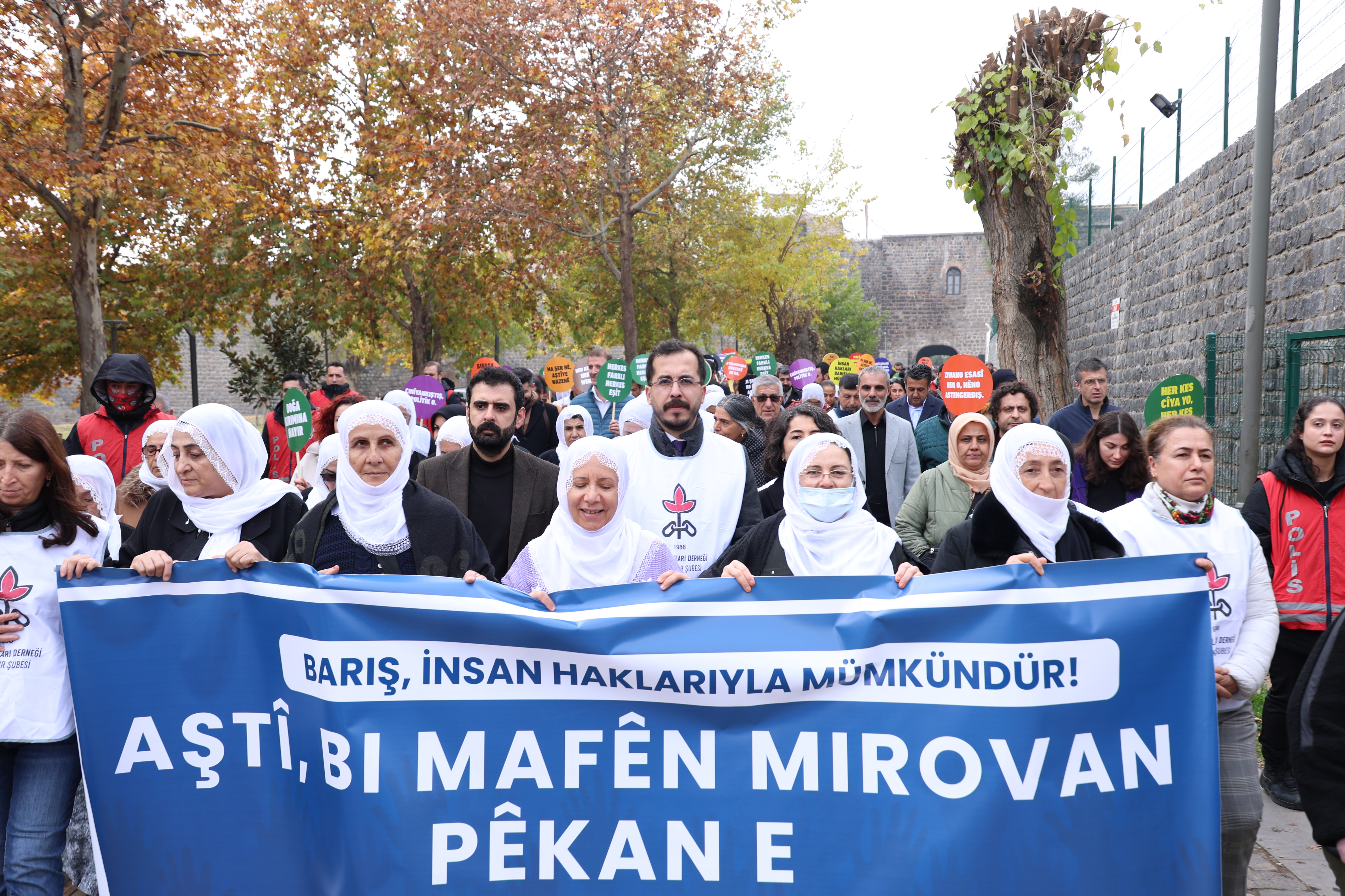 İnsan hakları evrensel bildirgesinin 77. yılında;  “barış, insan haklarıyla mümkündür” diyoruz. — 1